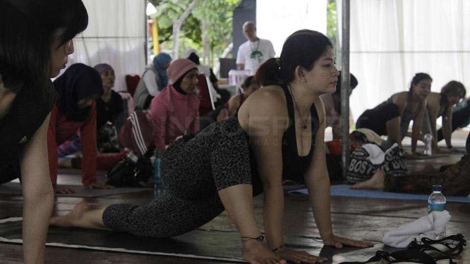 Para peserta Yoga Gembira Festival saat melakukan gerakan untuk mengurangi berat badan. Instruktur gerakan ini Decky Karunia dan Catur Ferdaniel.